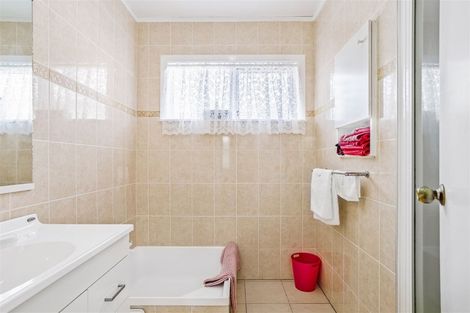 Photo of property in 1 Edgewood Way, Henderson, Auckland, 0612