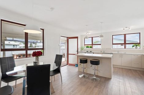 Photo of property in 35 Comet Crescent, Mangere, Auckland, 2022