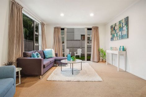 Photo of property in 37 Verdale Circle, Glen Eden, Auckland, 0602