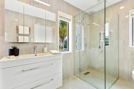 Photo of property in 32 Provence Esplanade, Te Atatu Peninsula, Auckland, 0610