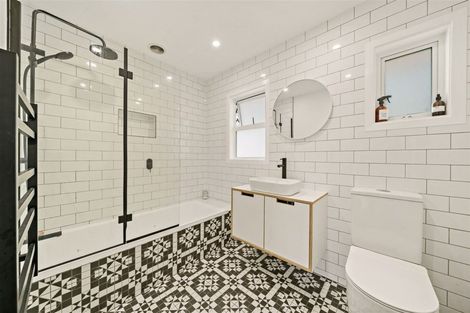 Photo of property in 4 London Street, Te Atatu Peninsula, Auckland, 0610