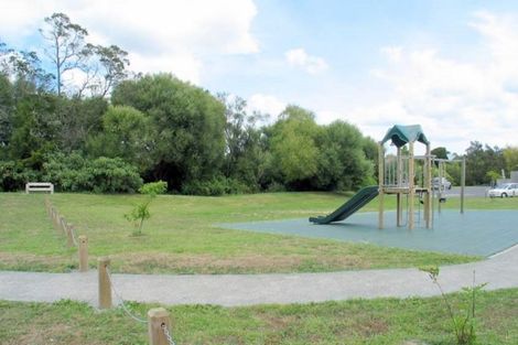 Photo of property in 28 Verdale Circle, Glen Eden, Auckland, 0602