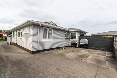 Photo of property in 9 Pinkerton Grove, Newlands, Wellington, 6037