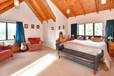 Photo of property in 2 Pineview Lane, Helensville, 0875