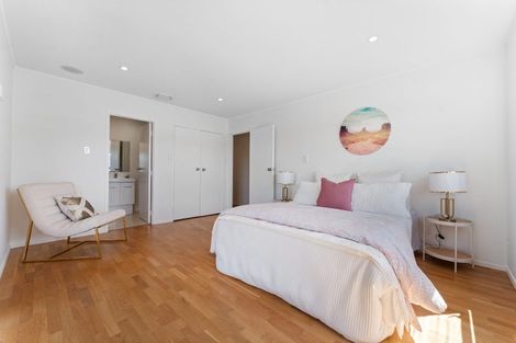 Photo of property in 23 Ravenwood Drive, Forrest Hill, Auckland, 0620