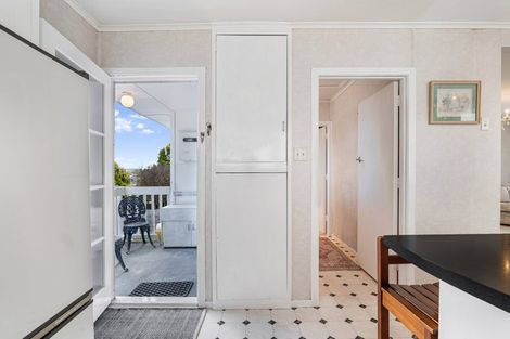 Photo of property in 18 Selwyn Crescent, Forrest Hill, Auckland, 0620