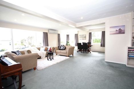 Photo of property in 8 Griffiths Grove, Newlands, Wellington, 6037