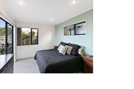 Photo of property in 4 Forbes Lane, Newlands, Wellington, 6037
