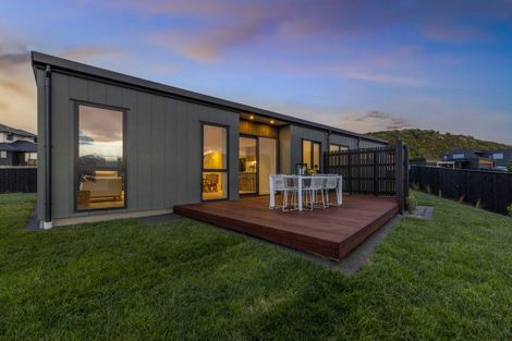 Photo of property in 6 Okupe Grove, Aotea, Porirua, 5024