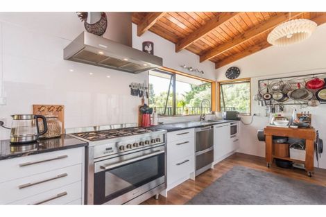 Photo of property in 215 Shaw Road, Titirangi, Auckland, 0604