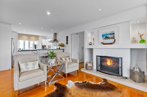 Photo of property in 15 Seaview Road, Castor Bay, Auckland, 0620