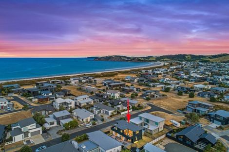 Photo of property in 10 Te Mauri Place, Omaha, 0986