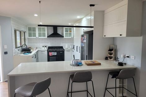 Photo of property in 17 Fleetwood Drive, Henderson, Auckland, 0612