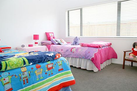 Photo of property in 10 Cooladerry Place, Rosehill, Papakura, 2113