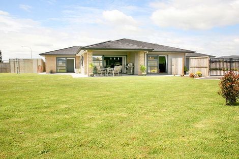 Photo of property in 10 Cooladerry Place, Rosehill, Papakura, 2113