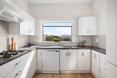 Photo of property in 17 Pembroke Road, Northland, Wellington, 6012