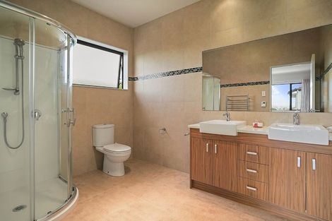 Photo of property in 102 Lake Panorama Drive, Henderson Valley, Auckland, 0612
