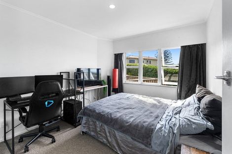 Photo of property in 1/5 Camelot Place, Glenfield, Auckland, 0629
