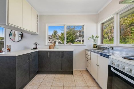 Photo of property in 1/13 Ayton Drive, Totara Vale, Auckland, 0629