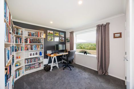 Photo of property in 132 Johnstone Drive, Fitzherbert, Palmerston North, 4410