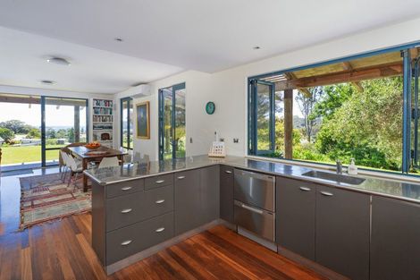 Photo of property in 92 Hahei Beach Road, Hahei, Whitianga, 3591