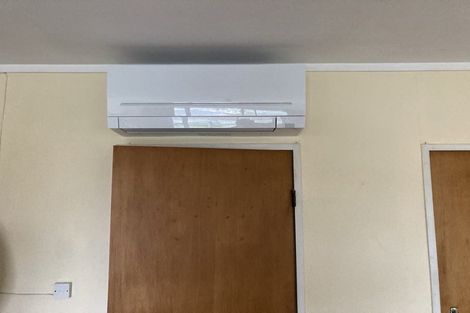 Photo of property in 8a Longcroft Terrace, Newlands, Wellington, 6037