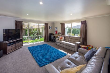 Photo of property in 2 Hawkins Place, Rangiora, 7400