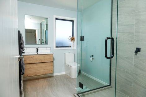 Photo of property in 31 Boeing Way, Newlands, Wellington, 6037