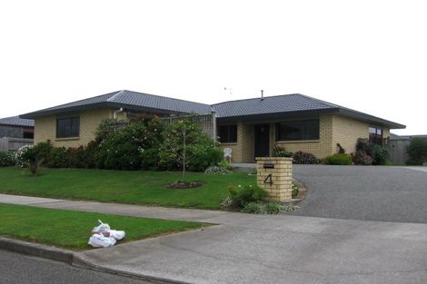 Photo of property in 4 Sunshine Place, Kelvin Grove, Palmerston North, 4414