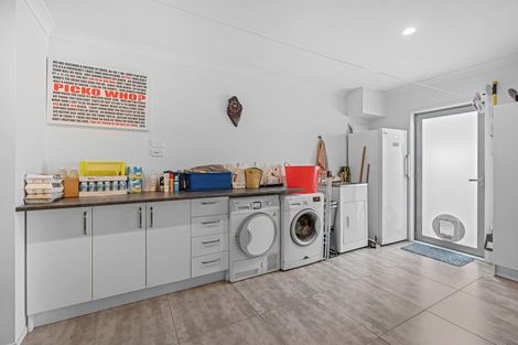 Photo of property in 6 Fred Carr Place, One Tree Point, 0118