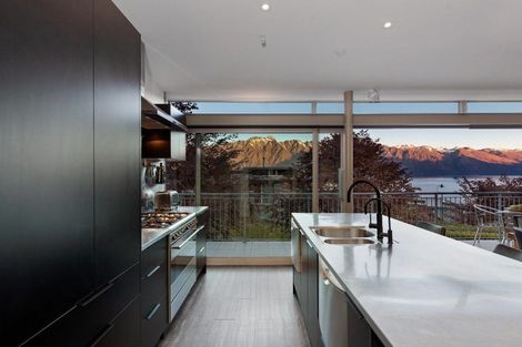 Photo of property in 6 Whitbourn Place, Fernhill, Queenstown, 9300