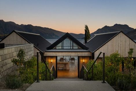 Photo of property in 66 Cedar Drive, Kelvin Heights, Queenstown, 9300