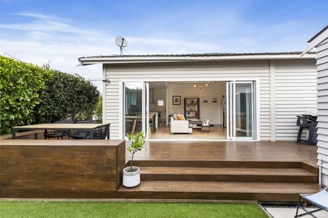 Photo of property in 2 Wernham Place, Northcote, Auckland, 0626