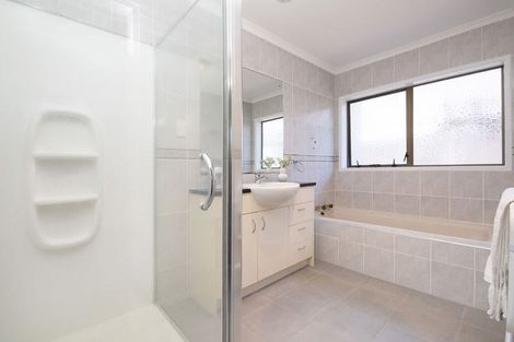 Photo of property in 8 Loloma Drive, Half Moon Bay, Auckland, 2012