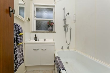 Photo of property in 2/10 Nea Place, Hillcrest, Auckland, 0627