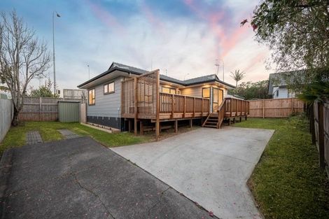Photo of property in 2/17 Landsdale Place, Massey, Auckland, 0614