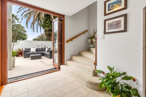 Photo of property in 22 Tiri Road, Milford, Auckland, 0620