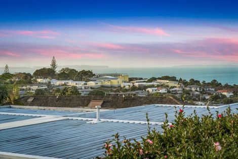 Photo of property in 3/5 Braemar Road, Castor Bay, Auckland, 0620