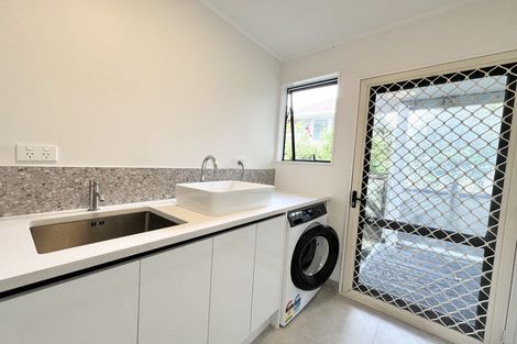 Photo of property in 1/219 Glenfield Road, Hillcrest, Auckland, 0627
