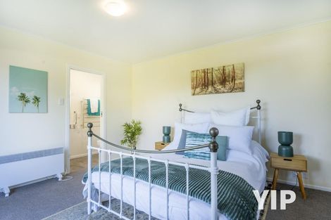 Photo of property in 10 Turville Crescent, Newlands, Wellington, 6037