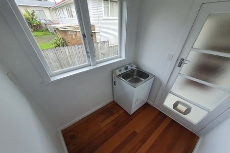 Photo of property in 9 Hinau Street, New Lynn, Auckland, 0600