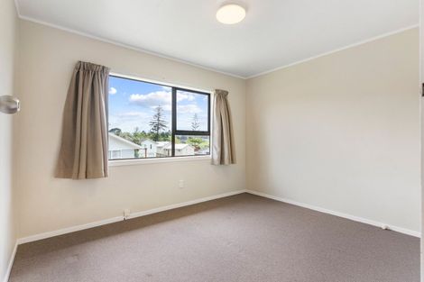 Photo of property in 18 Reinga Place, Massey, Auckland, 0614