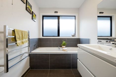 Photo of property in 18 Teatree Close, Huntington, Hamilton, 3210