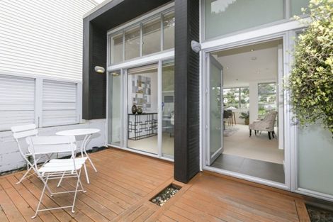 Photo of property in 32 Tiketike Way, Brooklyn, Wellington, 6021