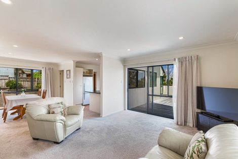 Photo of property in 2/12 Richards Avenue, Forrest Hill, Auckland, 0620