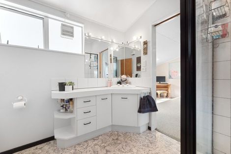 Photo of property in 19 Hillcrest Drive, Kelvin Grove, Palmerston North, 4414