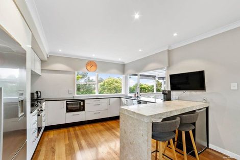 Photo of property in 1/282 East Coast Road, Forrest Hill, Auckland, 0620