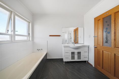 Photo of property in 3 Halberg Street, Glenfield, Auckland, 0629