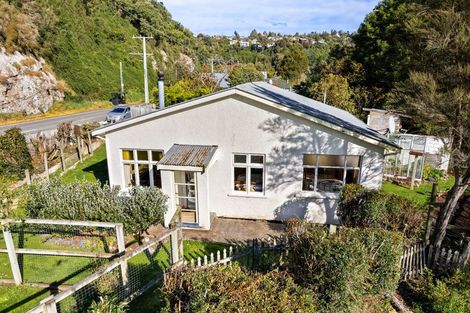 Photo of property in 2 Warburton Street, Karoro, Greymouth, 7805
