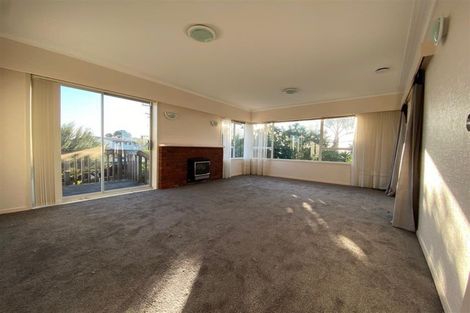 Photo of property in 2/96 Sunset Road, Unsworth Heights, Auckland, 0632